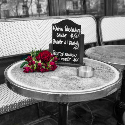 Kytice růží na  stolu café